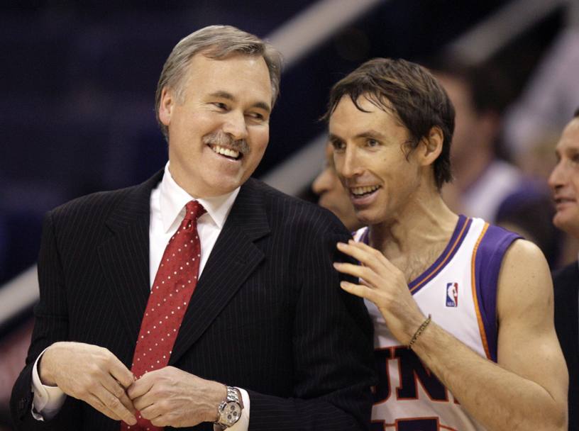 Phoenix, 15 dicembre 2008: Mike D&#39;Antoni, ora coach di New York, torna in Arizona da avversario: eccolo scherzare con Steve Nash durante Phoenix Suns - New York Knicks (Ap)